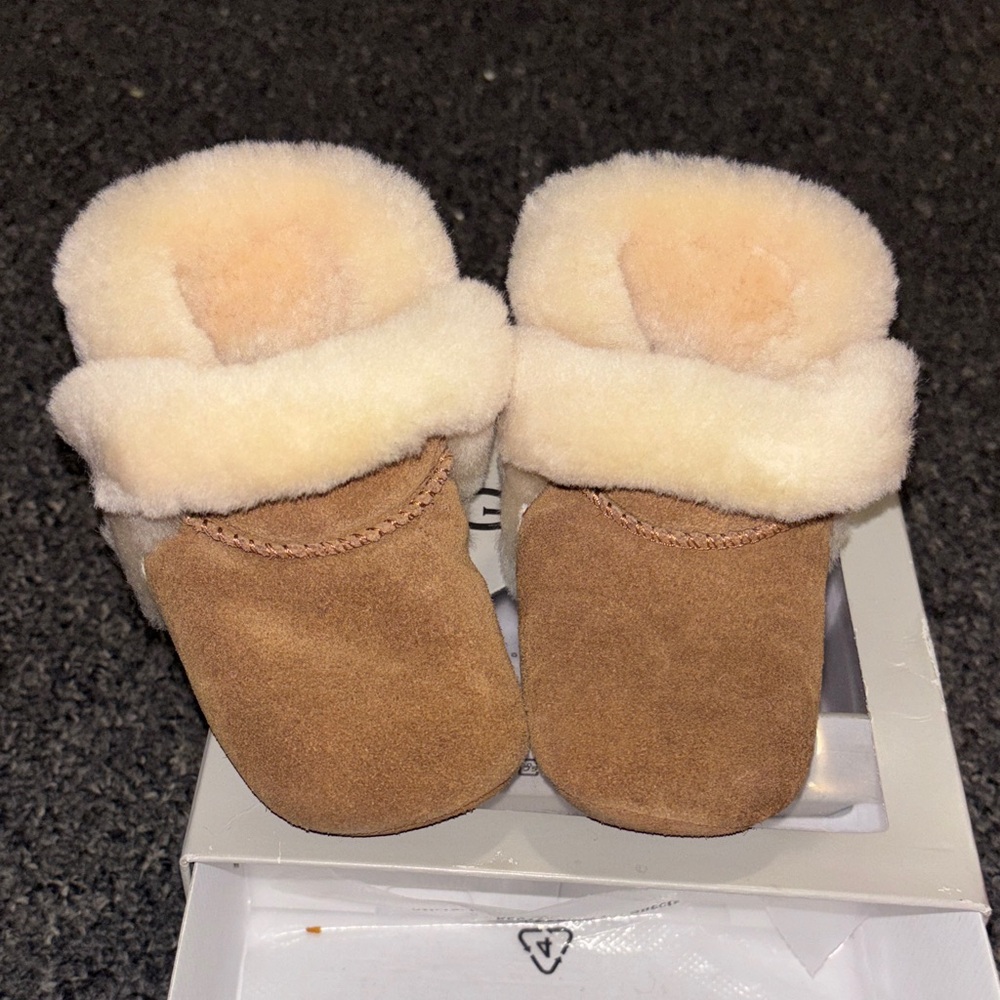 UGG Tan and Cream Kids Mittens